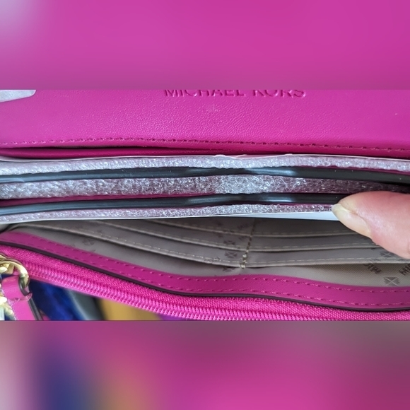 NWT Michael Kors Jet Set Charm Lrg envelope phone crossbody wild berry color - Picture 11 of 12